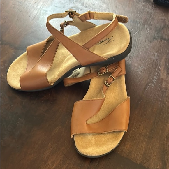 Trotters Tan Sandals with Adjustable Straps Sz 9.5 WW - Picture 1 of 8